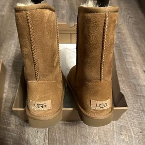 BRAND NEW SHORT CLASSIC 2 UGGS
